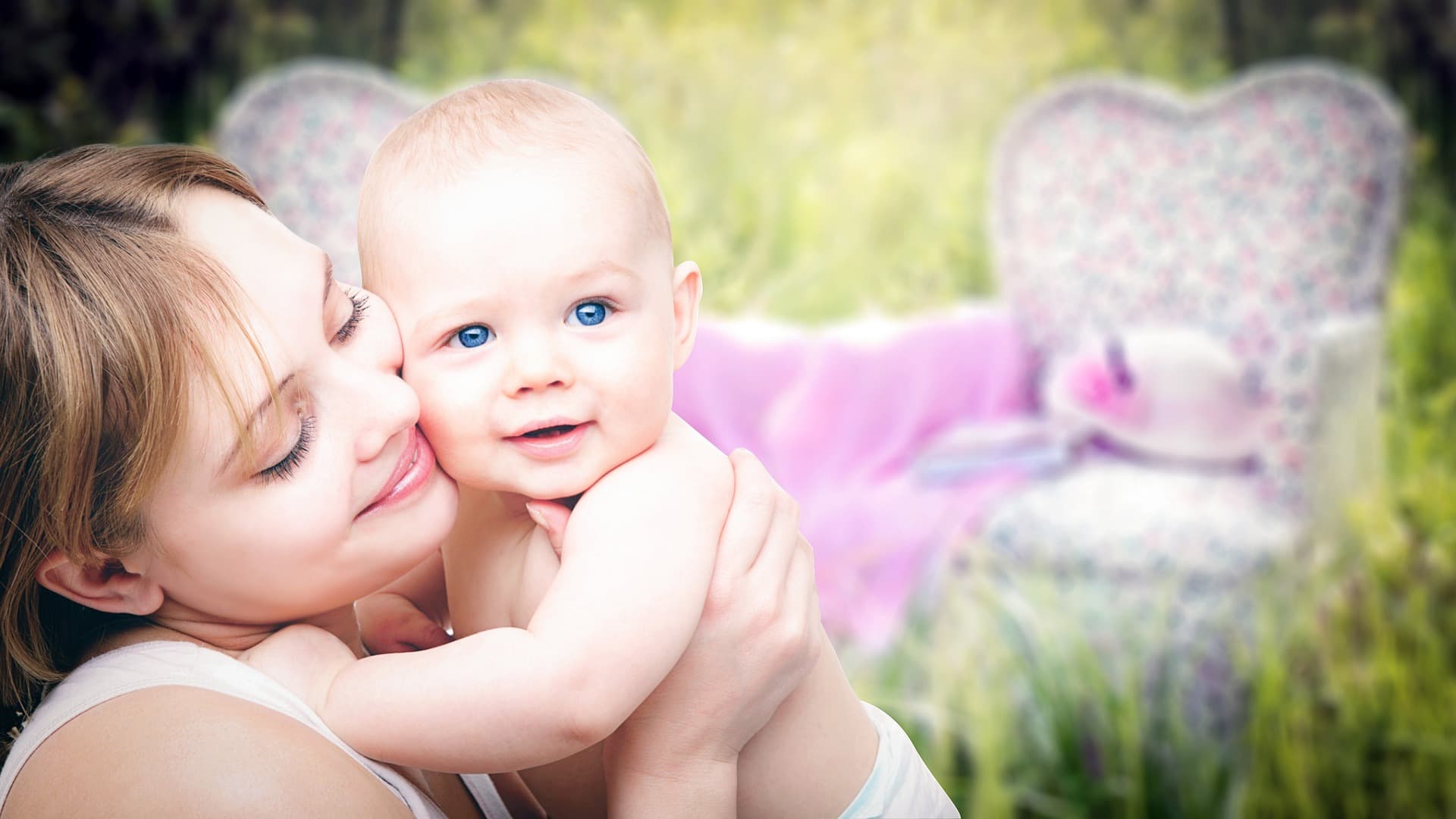 Mutter hält ihr Baby liebevoll im Arm